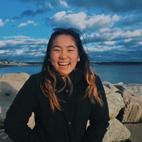 Profile Picture of Joyce Lin (@joyceeeelin) on Poshmark