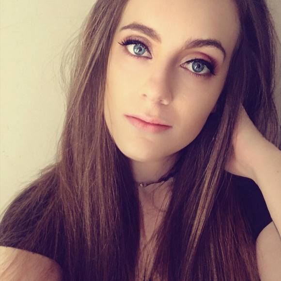 Profile Picture of Paige Crews (@paige_crews005) on Poshmark