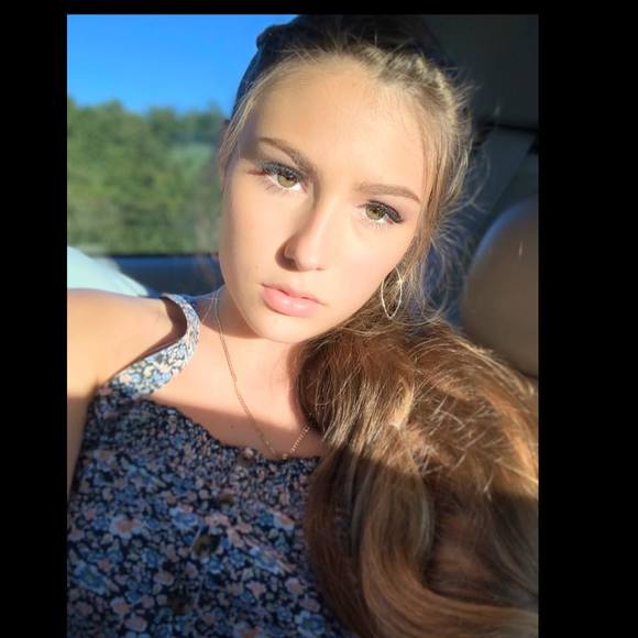Profile Picture of Amanda Lorenti (@manda420) on Poshmark