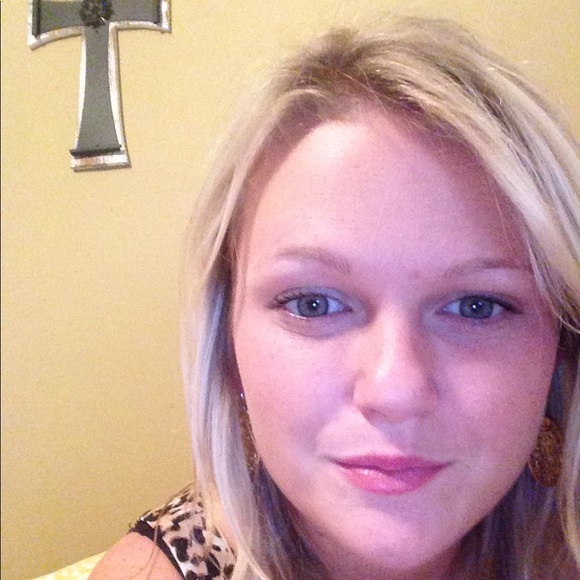 Profile Picture of Amanda Epps (@ataylo15) on Poshmark