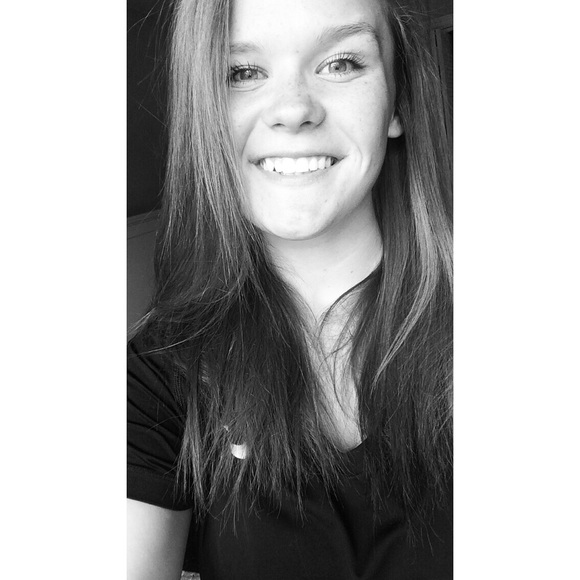 Jennifer Klinkosh - Poshmark Profile Picture of Jennifer Klinkosh (@chennifer16) on Poshmark