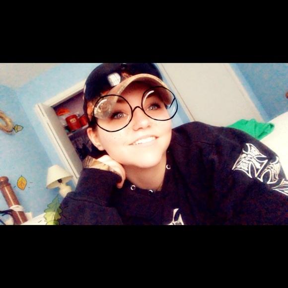 Profile Picture of Haleigh Sumpter (@hsumpter1219) on Poshmark