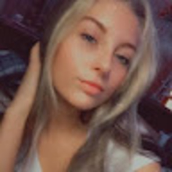Profile Picture of Taylor Fiddle (@taylor_fiddle) on Poshmark