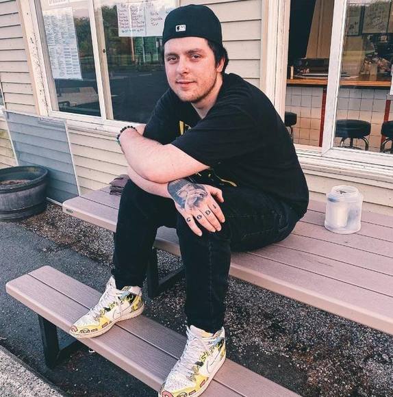 Profile Picture of Hunter Ploski (@hunterploski) on Poshmark