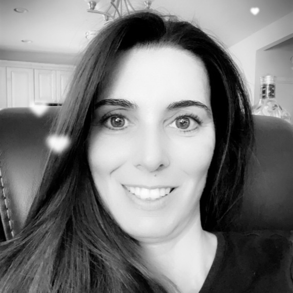 Profile Picture of Cher Thompson (@cherthompson24) on Poshmark