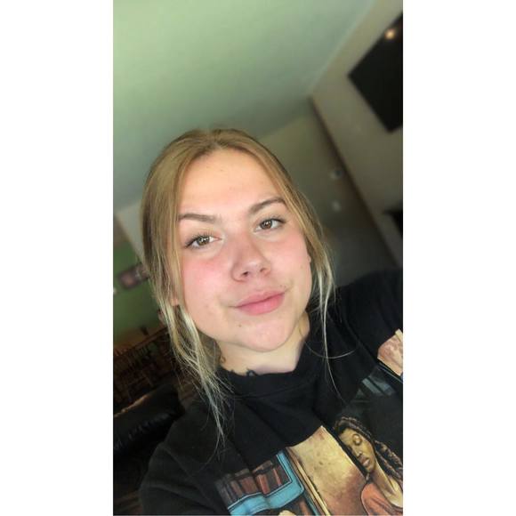 Profile Picture of Azure Kurutz (@renee981) on Poshmark
