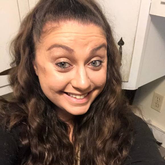 Profile Picture of Nicole Golio (@nicolegolio1) on Poshmark
