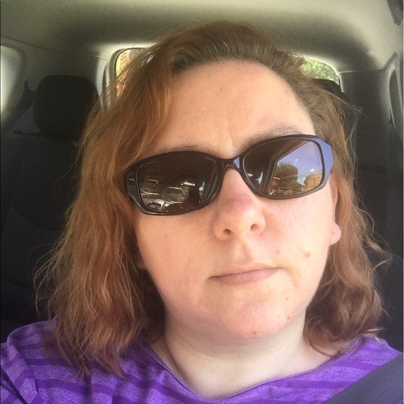 Profile Picture of Stacy Hronec (@m0m2thr33) on Poshmark