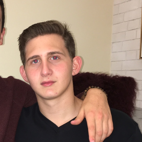 Profile Picture of Daniel Assor (@dassor1) on Poshmark