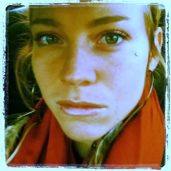 Profile Picture of Lauren Matsch (@laurenmatsch) on Poshmark