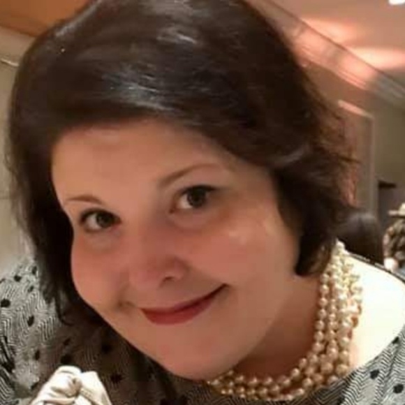 Profile Picture of Laura Wallerstein (@brickwaller) on Poshmark