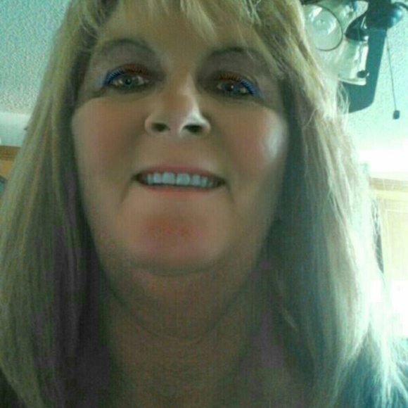 Profile Picture of Tina Fowler (@fowlert92460) on Poshmark