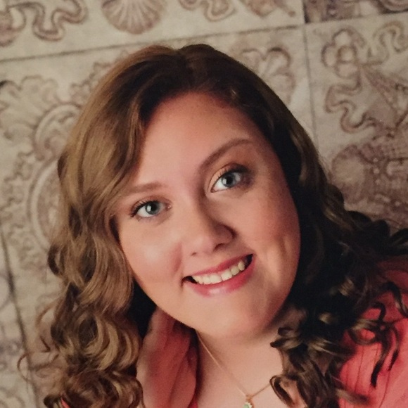 Profile Picture of Sarah Botts (@tunethyheart) on Poshmark