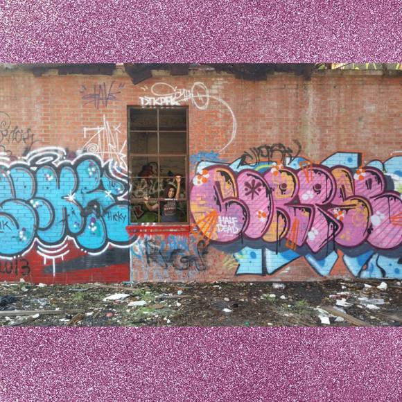 Profile Picture of Tracy Barron (@tracytrouble) on Poshmark