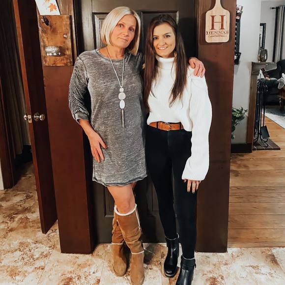 Profile Picture of Taylor Hennas (@th1028) on Poshmark