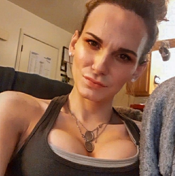 Profile Picture of Jennifer Calimer (@jennifercalimer) on Poshmark