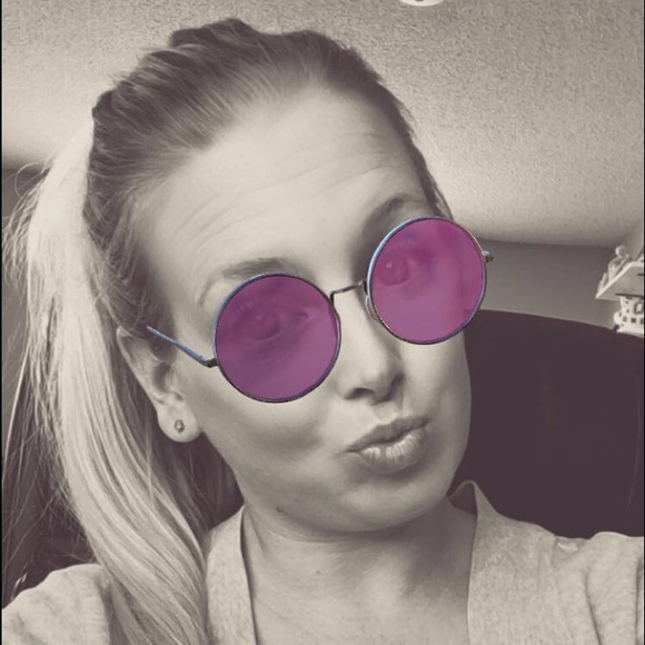 Profile Picture of Victoria Aseltine (@vaseltine) on Poshmark