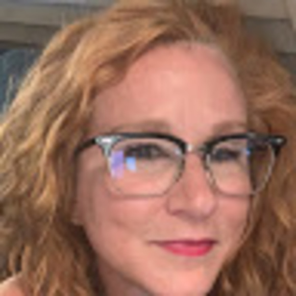 Profile Picture of Tonya Arnold (@tonyaarnold527) on Poshmark