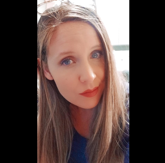 Profile Picture of Anjuli Vandyke (@anjv) on Poshmark