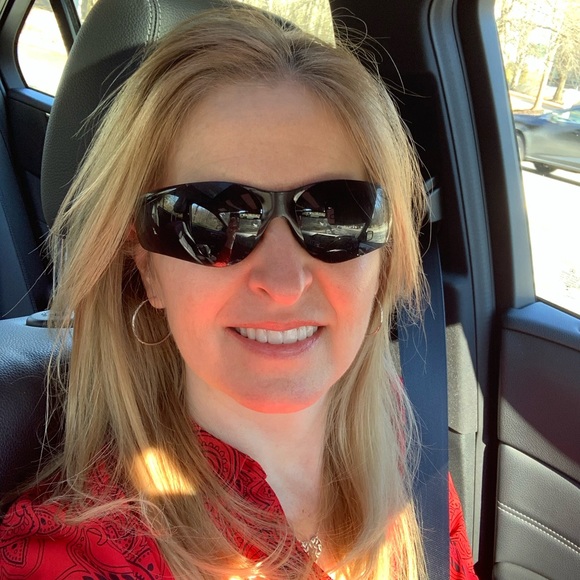 Profile Picture of Robin Flores (@mailboxholder) on Poshmark