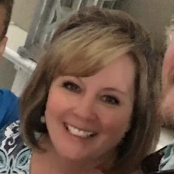 Profile Picture of Mandy Edwards (@mandyedwards08) on Poshmark