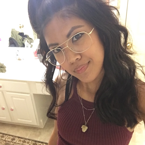Profile Picture of Pauly Painter (@paulinenicole) on Poshmark