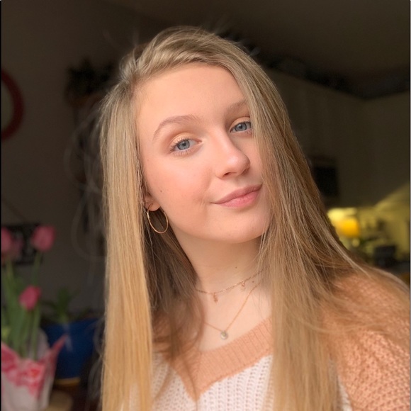 Profile Picture of Emma Mikita (@emmaxmikita) on Poshmark