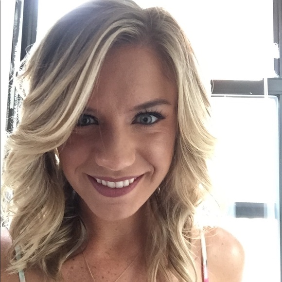 Profile Picture of Kathleen Martinsen (@k_martinsen) on Poshmark