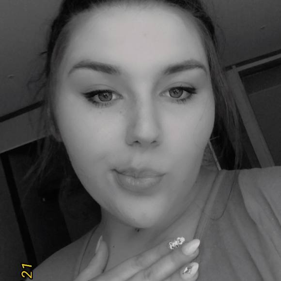 Profile Picture of Shelby Staback (@shelbskie420) on Poshmark