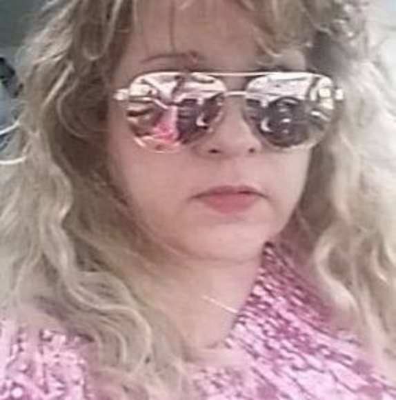 Profile Picture of Lorrie Bernoski (@lorriebernoski) on Poshmark