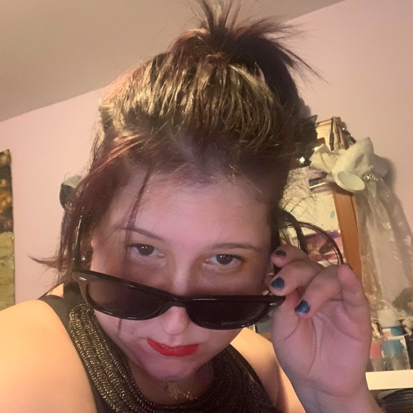 Carly Lascher - Poshmark Profile Picture of Carly Lascher (@carlyjill512) on Poshmark