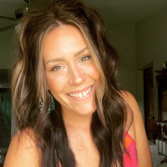 Profile Picture of Julianne Bothell (@juliannebothell) on Poshmark