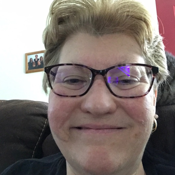 Profile Picture of Robin Parker (@robinszoo2) on Poshmark