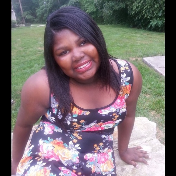 Profile Picture of Shania Johnson (@shania_love) on Poshmark