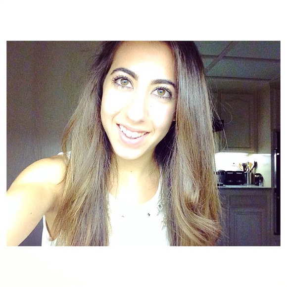 Profile Picture of Collette Navasartian (@colletteashleyn) on Poshmark