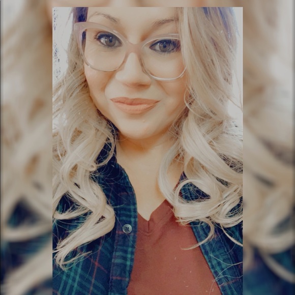 Profile Picture of Anita Gutierrez (@anitagutierr987) on Poshmark