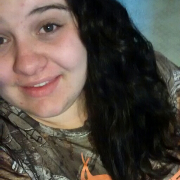 Profile Picture of Micala Edinger (@micalanicole) on Poshmark