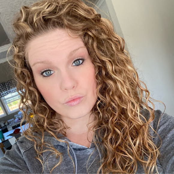 Profile Picture of Amber Forbush (@amber_forbush) on Poshmark