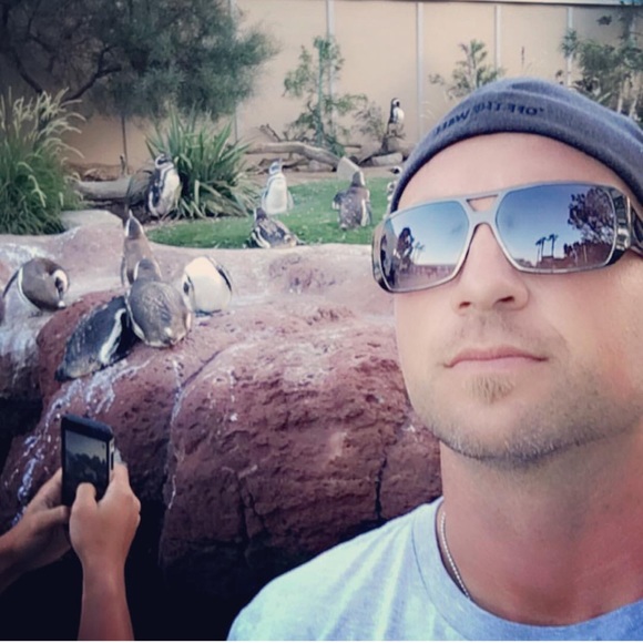 Profile Picture of Kevin Samuelson (@kevinsamuelson) on Poshmark
