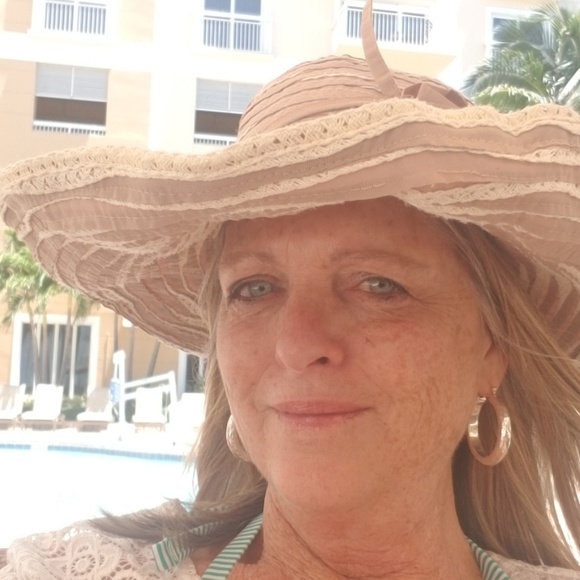 Profile Picture of Linda Maffei (@ladypalm4u) on Poshmark