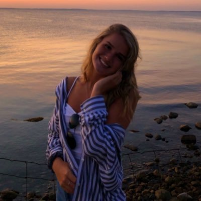 Profile Picture of Julia Keane (@julia_keane9) on Twitter