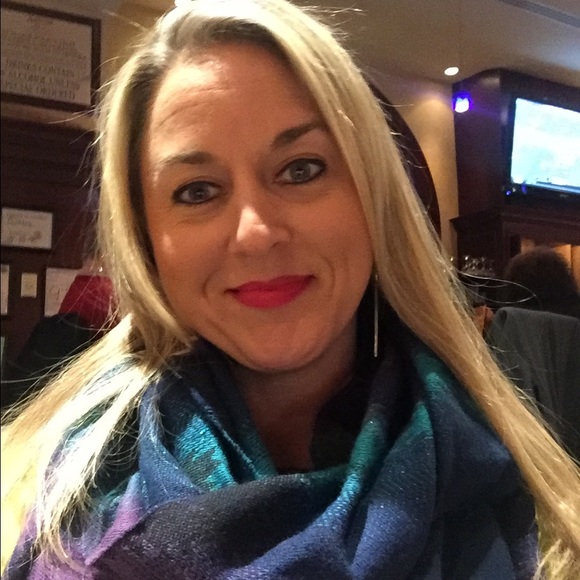Profile Picture of Amanda Desutter (@adesutter76) on Poshmark