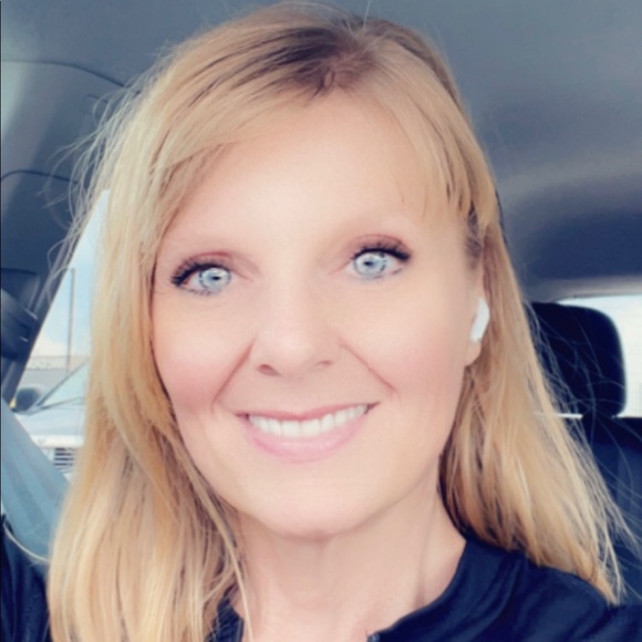 Anna Klauer - Poshmark Profile Picture of Anna Klauer (@aklauer) on Poshmark