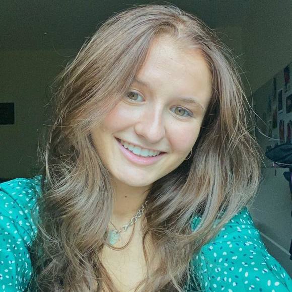 Profile Picture of Hannah Handelman (@hannahhandelman) on Poshmark