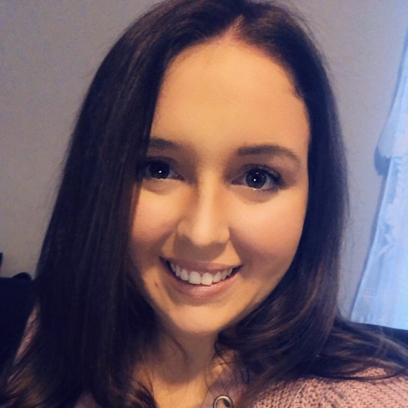 Profile Picture of Jennifer Hawkes (@jenjen717) on Poshmark