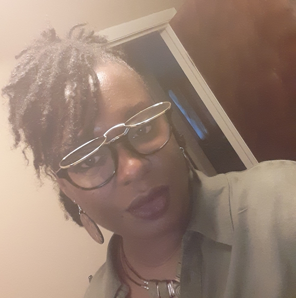 Profile Picture of Simone Moore (@semaje2323) on Poshmark