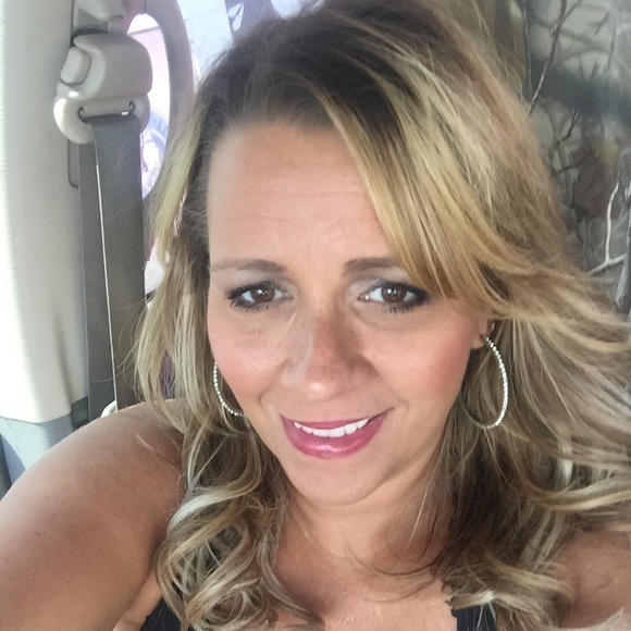 Profile Picture of Angela Fisher (@astephenson716) on Poshmark