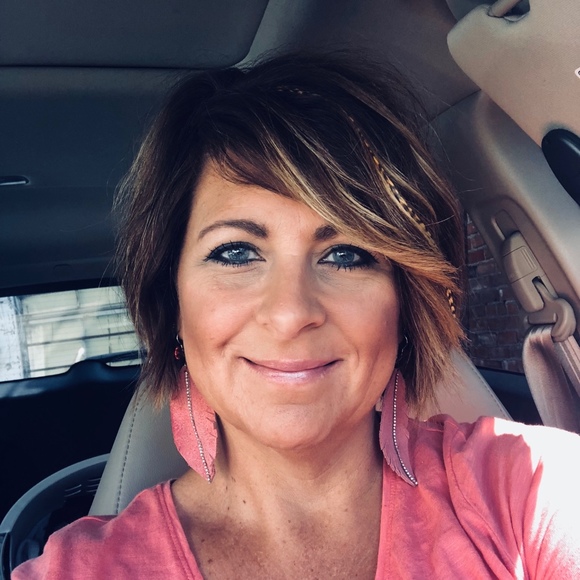 Profile Picture of Stacey Haley (@thehairshak) on Poshmark