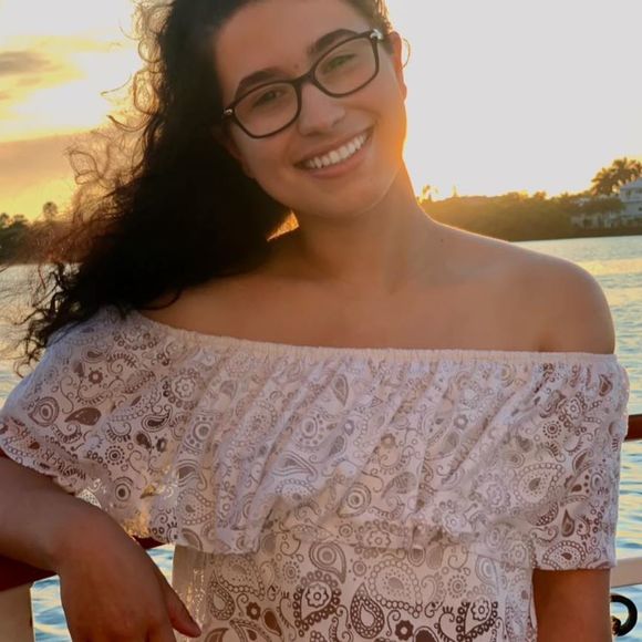 Profile Picture of Hannah Dornas (@hannahdornas) on Poshmark