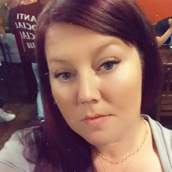 Profile Picture of Sara Upcott (@sarau38) on Poshmark